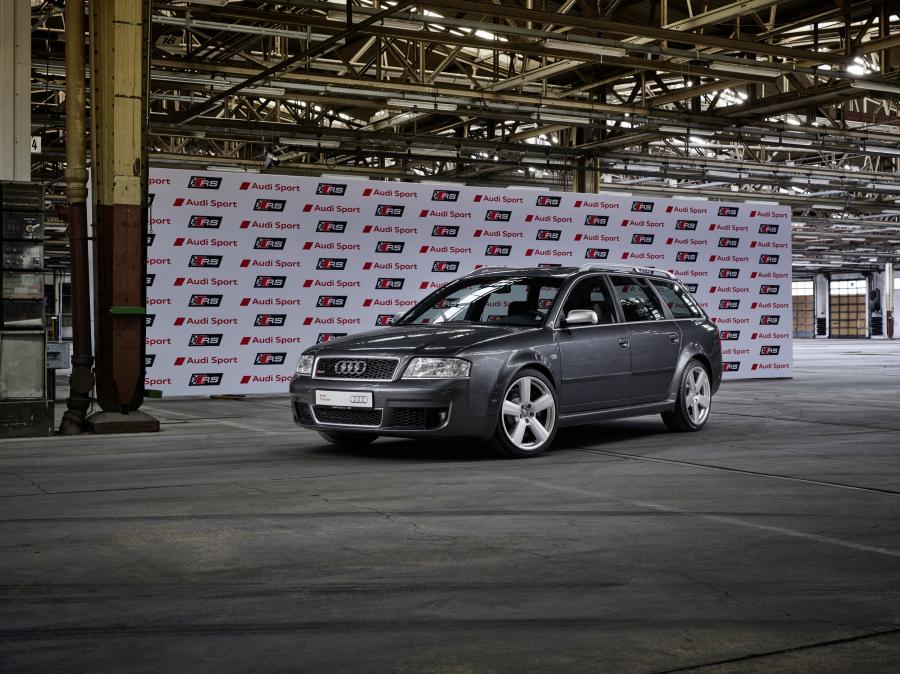  Audi RS6 Avant (4B, C5) 2002 года  (фото 1 из 19)